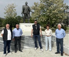 Στο μνημείο της Εθνικής Αντίστασης στον Τύρναβο μέλη της ΠΕΑΕΑ - ΔΣΕ Λάρισας 